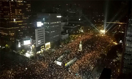 Miles de coreanos celebran el fin de Año manifestando contra Park